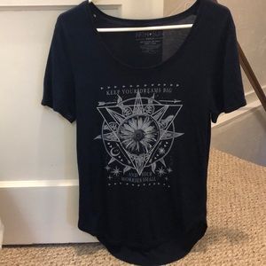 🔷This is a light flowy decorative tee🔷